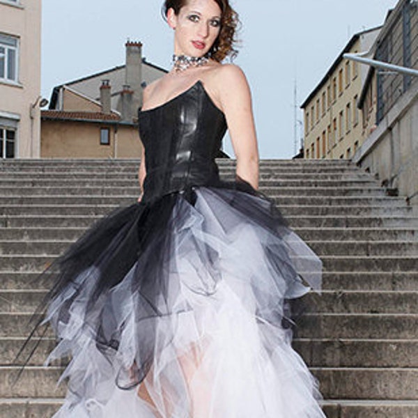 Robe de mariée, robe en cuir, sur mesure, bustier en cuir, jupe en tulle, courte devant, long derrière, noir et blanc, punk, ROCK N' LOVE