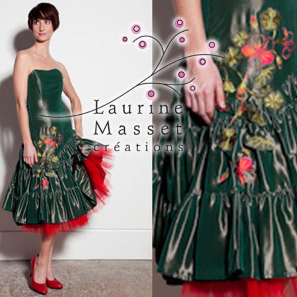 Robe de cocktail CHA-CHA, en taffetas changeant vert foncé, doublée d'un jupon à volants de tulle rouge, broderie fleurs rouge orangé, M