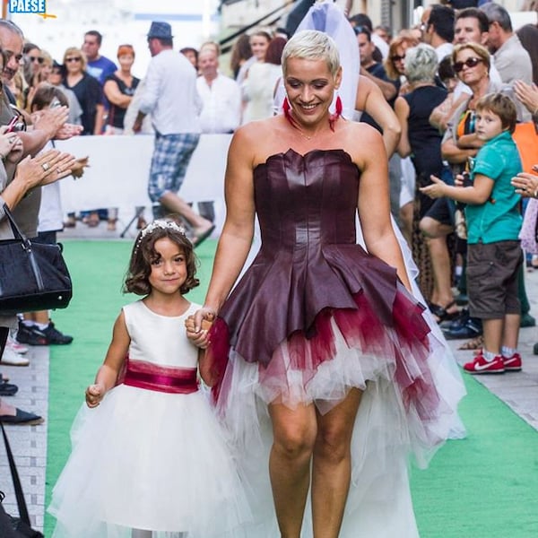 Robe de mariée, robe en cuir, sur mesure, robe de mariée bordeaux, rock n'roll, punk, robe courte devant, longue derrière, ETOILE NEIGE