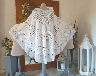 Grand châle de mariée en laine vintage, tricoté main, demi lune, motif petites boules, franges, blanc naturel, 190x100 cm, Laurine Masset