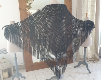 Grand châle carré noir en laine mohair vintage, tricoté main au crochet, motif filet, franges, 150x150 cm, Laurine Masset #J33