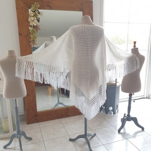 Großer Brautschal aus cremefarbener Wollwolle, handgestrickt mit Häkelmuster, Schuppenmuster, Fransen, 195 x 89 cm, Vintage, Laurine Masset #15
