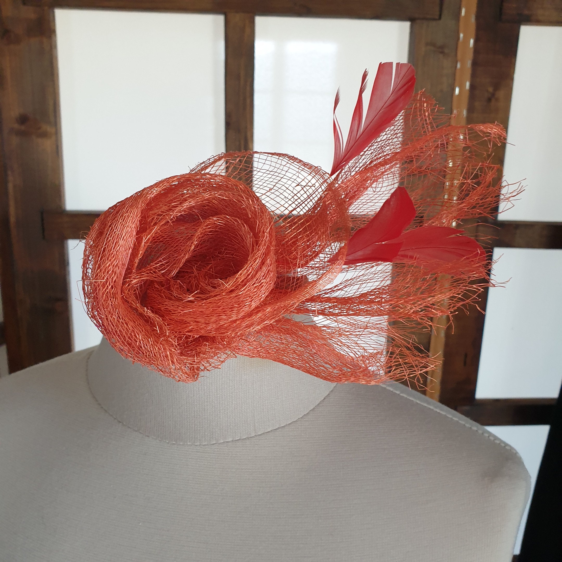 Bibi Rosewood, Accessoire Cheveux, Coiffure de Mariage, Fleur en Sisal Rouge et Plumes, Fait Main, P