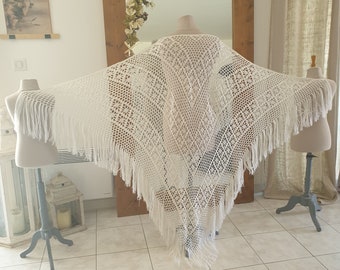 Très grand châle de mariée vintage, laine blanche tricoté main au crochet motif filet fleurs ajouré, franges, 150x230cm, Laurine Masset #J29