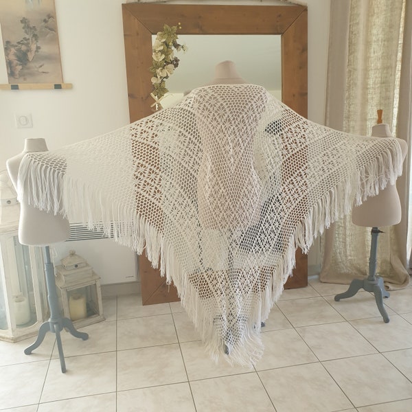 Très grand châle de mariée vintage, laine blanche tricoté main au crochet motif filet fleurs ajouré, franges, 150x230cm, Laurine Masset #J29