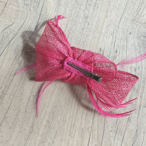 Barrette bibi noeud en sisal et plumes rose, fushia, pince métal, environ 12cm, coiffure de mariage, baptême, communion, cérémonie image 4
