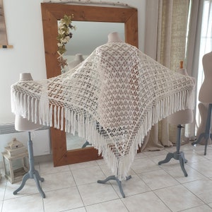 Sehr großer Vintage-Brautschal, warme handgestrickte Häkelwolle in gebrochenem Weiß, Muschelmuster, Fransen, 120 x 230 cm, Laurine Masset J18