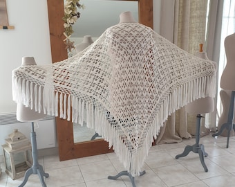 Very large vintage bridal shawl, warm off-white wool hand-knitted crochet, shell pattern, fringes, 120x230cm, Laurine Masset J18