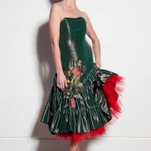 CHA-CHA-Cocktailkleid aus dunkelgrünem, wechselndem Taft, gefüttert mit einem Petticoat mit roten Tüllrüschen, orangeroter Blumenstickerei, M