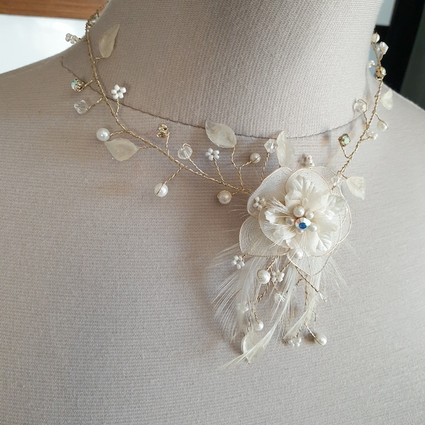 Collier de mariage à fleur et perles nacrées ivoire, feuilles pâte de verre, strass, plumes, métal doré.