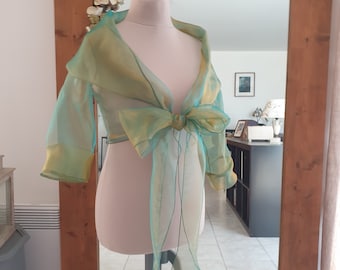 Boléro - étole en organza polyester changeant vert et or, nœud devant, ou en cache-cœur, manches 3/4, grand col châle, taille unique