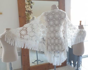 Grand châle de mariée en laine mohair blanc cassé, tricoté main au crochet, motif fleurs, franges, 185x85cm, vintage, Laurine Masset #33