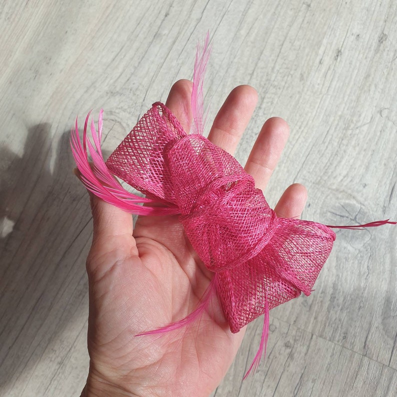 Barrette bibi noeud en sisal et plumes rose, fushia, pince métal, environ 12cm, coiffure de mariage, baptême, communion, cérémonie image 2