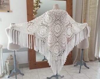 Très Grand châle de mariée en laine mohair blanc cassé tricoté main au crochet, motif rosace, frange, 110x227cm, vintage, Laurine Masset J10