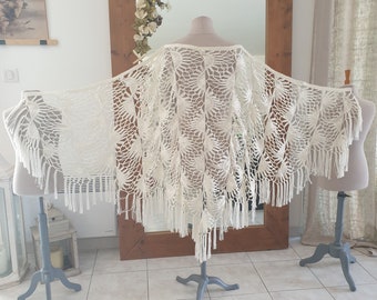 Mantón de novia vintage grande en lana color crudo, tejido a mano, patrón de ondas y medios soles, flecos, 110x230 cm, Laurine Masset #J30