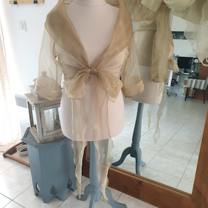 Bolero - stola in ijsbeigebruin polyester organza, strik aan de voorkant of wikkel, 3/4 mouwen, grote sjaalkraag, maat M-L of XL-2XL