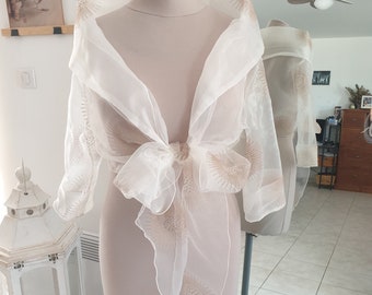 Bolero – cremefarbene Polyester-Organza-Stola mit beiger Stickerei, Schleife vorne oder zum Wickeln, 3/4-Ärmel, großer Schalkragen, Einheitsgröße