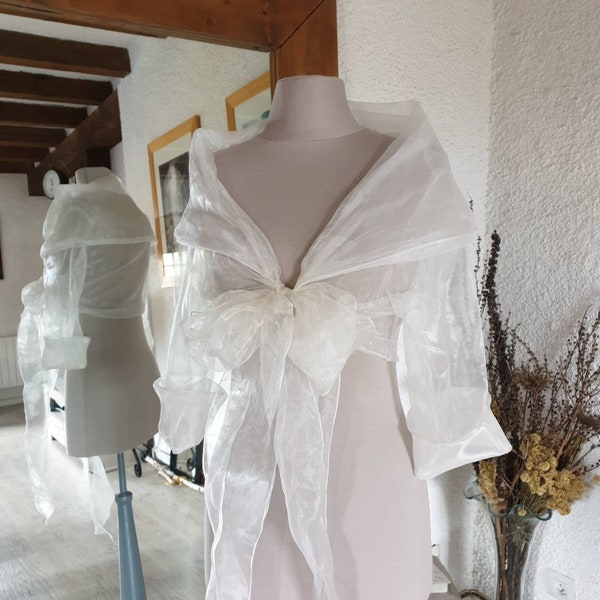 Boléro - étole en organza polyester blanc cassé, écru, nœud devant, ou en cache-cœur, manches 3/4, grand col châle,  taille unique