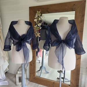 Boléro - étole en organza polyester bleu nuit, nœud devant, ou en cache-cœur, manches 3/4, grand col châle,  taille M/L ou XL/2XL