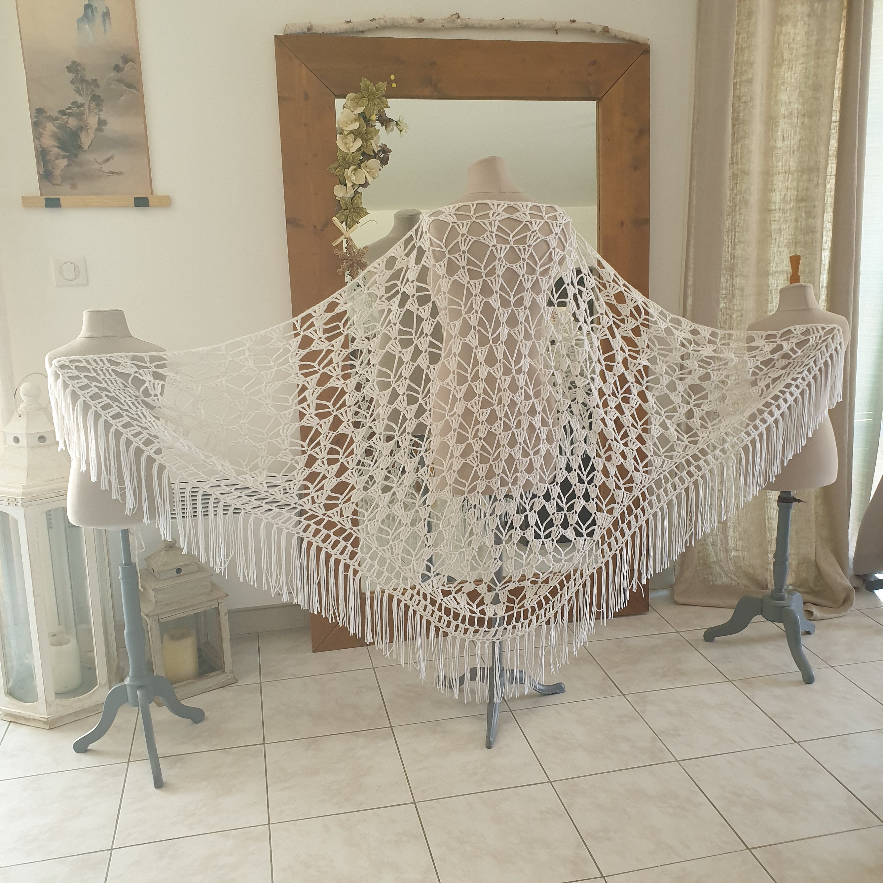 Very large white wool bridal shawl, hand-knitted in crochet, openwork bindweed pattern, fringes, 130x240cm, vintage, Laurine Masset #J28