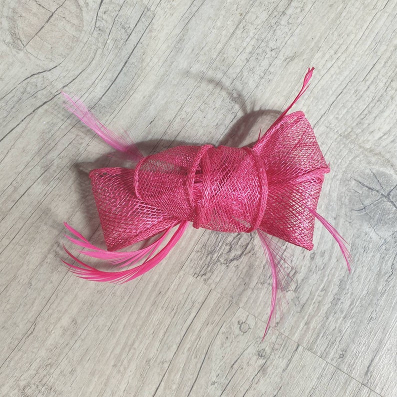 Barrette bibi noeud en sisal et plumes rose, fushia, pince métal, environ 12cm, coiffure de mariage, baptême, communion, cérémonie image 1