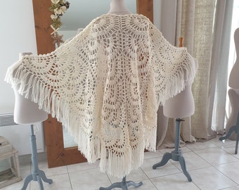 Mantón de novia media luna en lana cálida color marfil crudo, tejido a crochet a mano, flecos, 100x180cm, vintage, Laurine Masset #J19