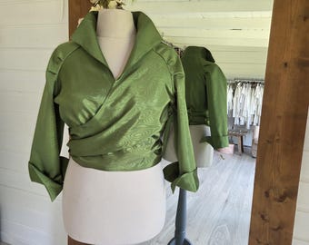 Bolero elegante drapeado cruzado en tafetán de acetato moiré verde, manga larga o tres cuartos, cuello alto pequeño, talla ajustable M-L o XL-2XL.