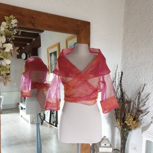 Bolero fuchsia roze, goudkleurige organza stola van polyester, strik aan de voorkant of omslag, 3/4 mouwen, grote sjaalkraag, one size afbeelding 4