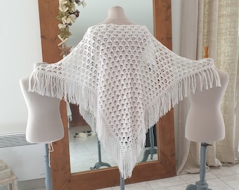 Bridal shawl in white wool, adult or child, hand knitted crochet, shell pattern, fringes, 90x155cm, vintage, Laurine Masset #J17