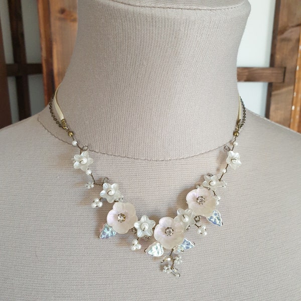 Collier de mariage à fleurs et  feuilles en pâte de verre rosé irisé, perles nacrées blanc, strass, rocailles, satin ivoire, métal bronze