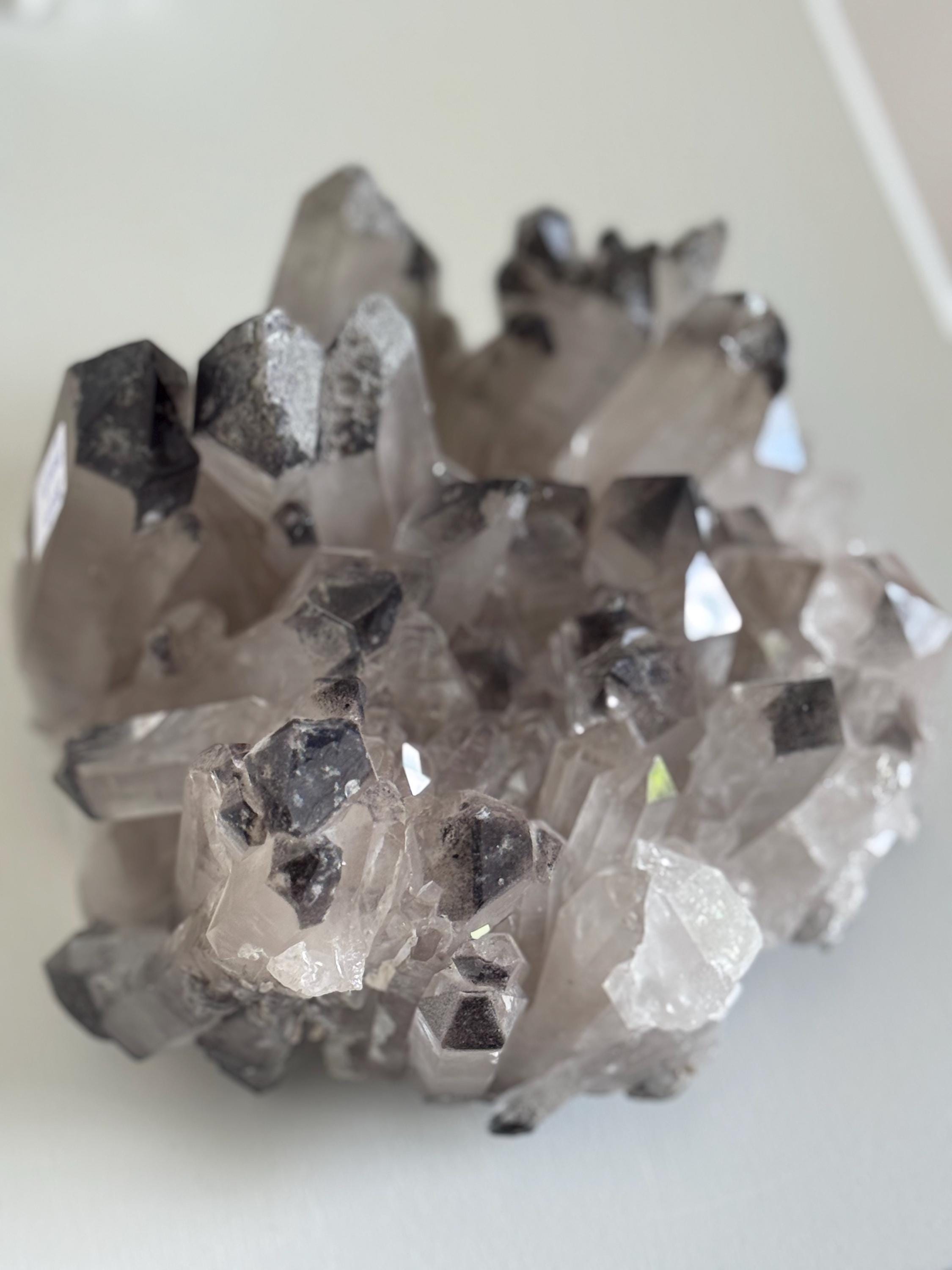 ブラジル産の大きな黒リチウムクォーツクラスター：鋭い水晶ポイント