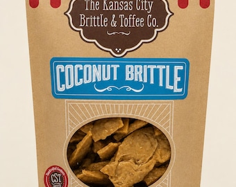 Puede incluir: Una bolsa vertical de color canela de Coconut Brittle de The Kansas City Brittle & Toffee Co. La bolsa presenta rayas rojas en la parte superior, una ventana transparente que muestra trozos de caramelo dorado y el texto Net Wt 8 oz (226g) con detalles en rojo y azul.