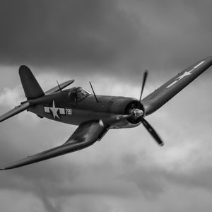 F4U Corsair w locie, czarno-biały