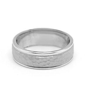 メンズ 結婚指輪 14K ホワイトゴールド/イエローゴールド 14K ハンマー仕上げ結婚指輪/メンズ 7 mm ハンマー仕上げセンターバンド