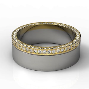 Superbe alliance bicolore en or 14 carats pavée de diamants sertie de côté d'une bande de diamants plate en or blanc et jaune brossé