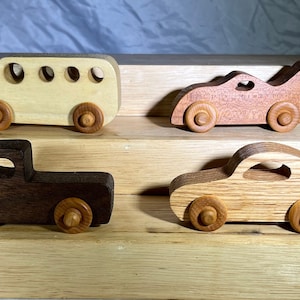 Quatre petits véhicules en bois