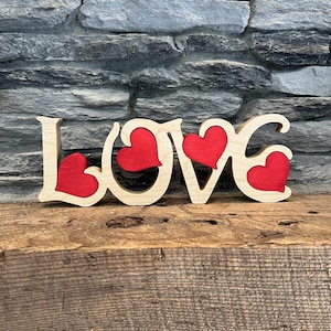 LOVE Zeichen aus Holz (Auswahl zwischen zwei Größen)
