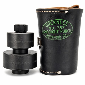 Pode incluir: Um conjunto de pun&ccedil;&otilde;es Greenlee n&ordm; 737 com uma bolsa de transporte em couro preto. O conjunto de pun&ccedil;&otilde;es inclui duas pe&ccedil;as de metal e uma porca sextavada. A bolsa tem um logotipo oval verde com o texto "GREENLEE NO. 737 KNOCKOUT PUNCH ROCKFORD, ILL."