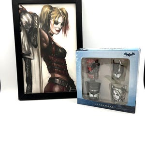 Lámina enmarcada de Harley Quinn y set de 6 vasos de chupito de Batman Arkham Origins - DC Comics - Personajes - Colección
