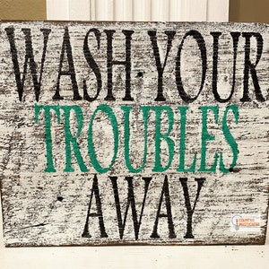 Petite plaque en bois pour salle de bain « Wash Your Troubles Away » / enseigne murale décorative / peinte à la main / enseigne en bois vieillie / décoration de salle de bain / cadeau maison