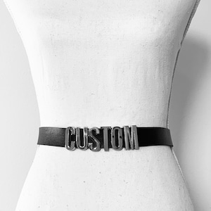 Cinturón con logotipo personalizado y letras enormes de 30 mm. Cinturón de diseño.