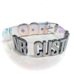 Collar personalizado de PVC transparente con gargantilla de letras enormes de 30 mm en oro o plata. Elige tus palabras de hasta 10 letras