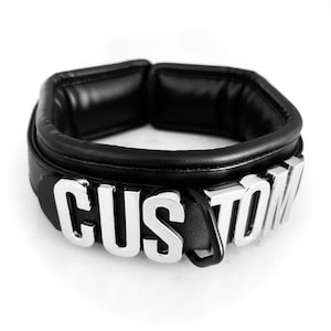 Collar personalizado acolchado grueso con gargantilla de letras gigantes de 30 mm. Elige tus palabras de hasta 10 letras.