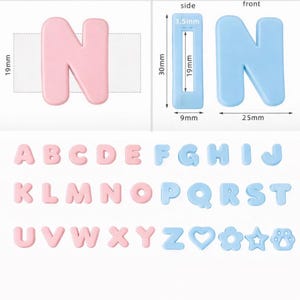 Puede incluir: Un letrero de madera rústica con el texto "Welcome to our home" en letras blancas. El letrero presenta un acabado envejecido y un diseño simple y acogedor, ideal para la decoración de la entrada.