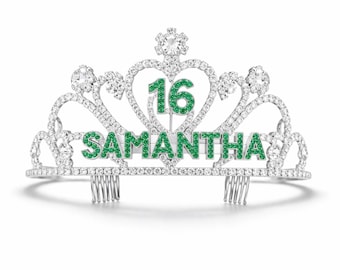 Könnte beinhalten: Eine silberne Tiara mit klaren Strasssteinen und grünen Akzenten. Die Tiara zeigt den Namen "SAMANTHA" und die Zahl "16" in Grün. Das Design umfasst eine Herzform und Kämme zur Befestigung.