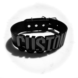 Collar grueso de letras negras con gargantilla de letras gigantes de 30 mm. Elige tus palabras...hasta 10 letras