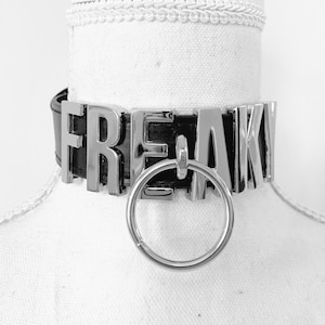 Dickes O-Ring-Halsband mit großem 30-mm-Buchstabenhalsband. Wähle deine Worte...Prinzessin, Baby...bis zu 10 Buchstaben.
