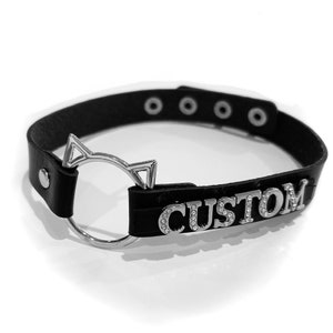 Collar de gatito/gatito- Elige tu palabra... Gatito, niña de papá, princesa, bebé... etc.(cuero vegano)