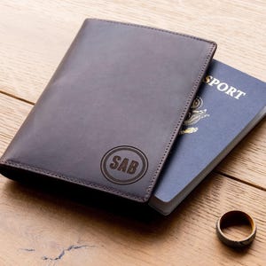 Funda de pasaporte de cuero genuino, regalo para viajeros, funda para pasaporte con RFID, regalo de viaje grabado, regalos para él, billetera para pasaporte, estuche para pasaporte