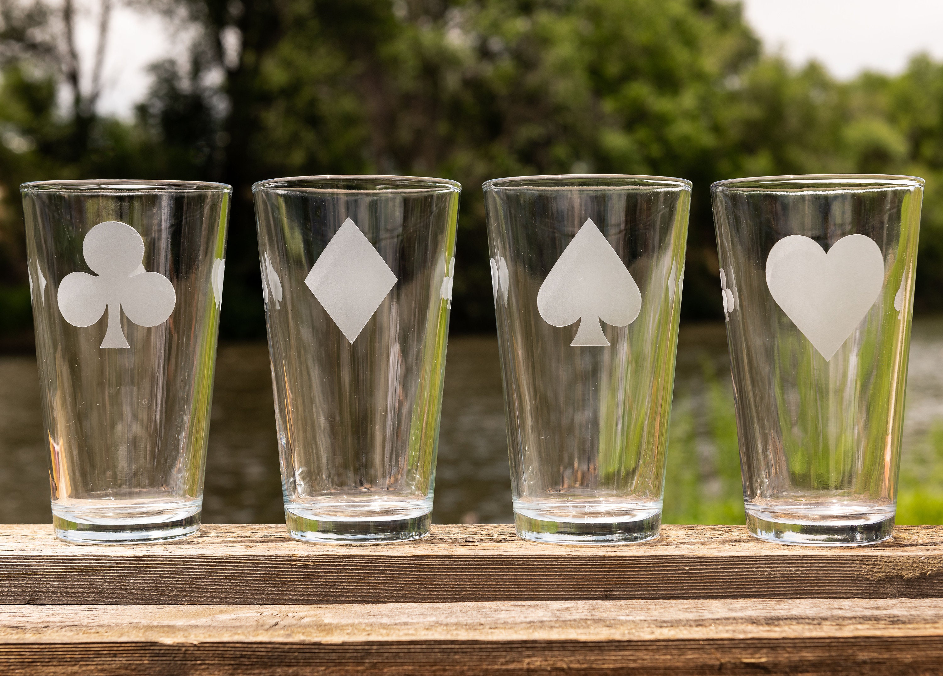Pint Beer Glasses for Poker, Drinking Cups Set of 2 for Man Cave Card  Games, Beer Gifts for Men for Home Bar, Playing Card Suit Freezer Mugs  15oz, Texas Holdem Casino Glassware 